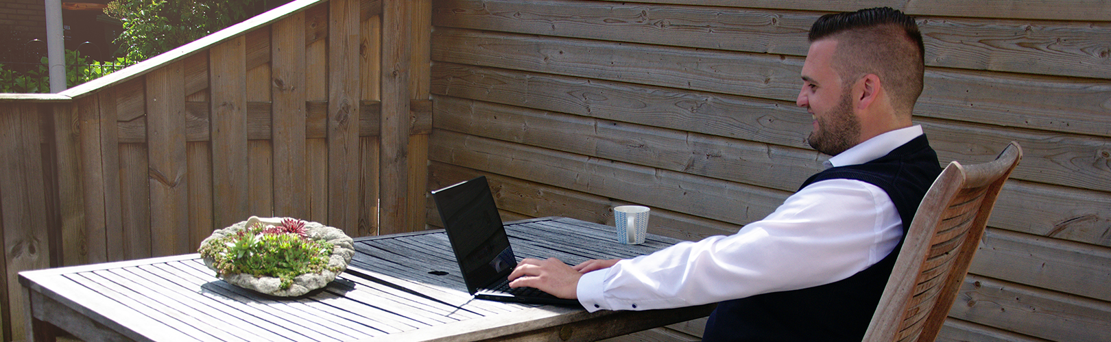 Rob van Noort aan het werk aan zijn laptop